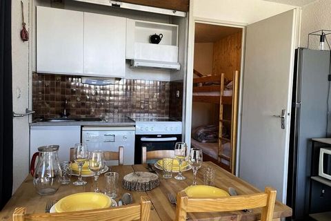 Residence Les Chalmettes studio voor 4 personen. Met een berghoek met daarin twee eenpersoonsstapelbedden. Een woonkamer met een slaapbank voor 2 personen van 140 cm en een televisie - een keukenhoek uitgerust met 4 inductiekookplaten, een oven, een ...