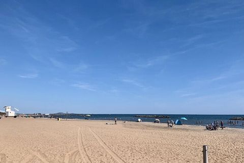 Beleef een geweldige vakantie in Valras-Plage terwijl u geniet van een verblijf in deze hutstudio, ideaal gelegen op 100 meter van het strand! In de casinowijk Valras-Plage maakt deze accommodatie deel uit van een rustige residentie, met voor elke ac...