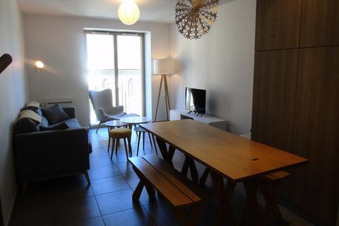 Dieses moderne, 60 m² große Apartment befindet sich in einer Luxusresidenz und bietet komfortable Unterkünfte für bis zu 4 Gäste. Es verfügt über zwei Schlafzimmer, eines mit einem Doppelbett und das andere mit einem Doppelbett sowie ein eigenes Bad....