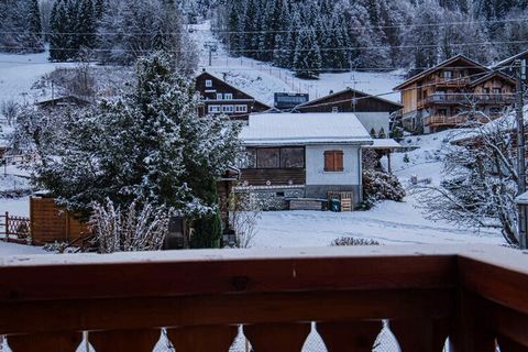 Dieses geräumige, 140 m² große Chalet am Fuße der Pisten von Samoëns bietet bequem Platz für 8 bis 10 Gäste. Es verfügt über vier Schlafzimmer: eines mit einem 160 x 190 cm großen Bett, eines mit einem 140 x 190 cm großen Bett, eines mit zwei 140 x 1...