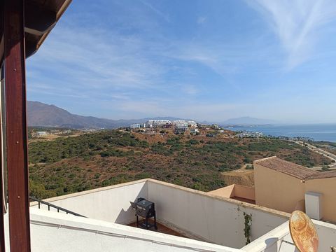 Schöne Wohnung in Casares mit herrlichem Blick auf das Meer in einer gut gelegenen Gegend und umgeben von Dienstleistungen Es verfügt über zwei große Schlafzimmer und zwei Badezimmer sowie mehrere Lagerräume Eine überdachte Terrasse ist ideal zum Ent...