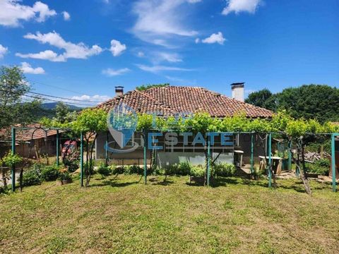 REDUZIERTER PREIS! Top Estate Real Estate bietet Ihnen ein altes Haus mit herrlichem Blick auf den Yovkovtsi-Staudamm in der Nähe der Stadt Elena. Das Anwesen befindet sich im Dorf Donkovtsi, das sich am Ufer des Yovkovtsi-Staudamms befindet, was es ...