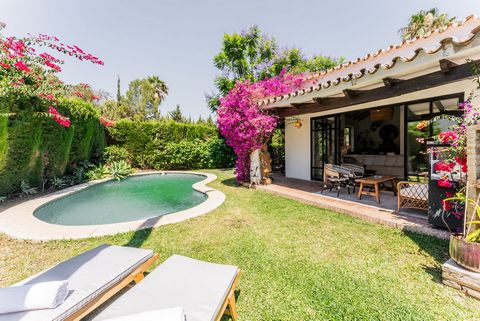 Entdecken Sie diese charmante Villa im rustikalen Stil ein echtes Landhaus das in jeder Ecke Wärme und Komfort vereint Eingebettet in eine idyllische Lage zwischen Monte Biarritz und Atalaya ist diese gemütliche zweistöckige Villa das perfekte Zuhaus...