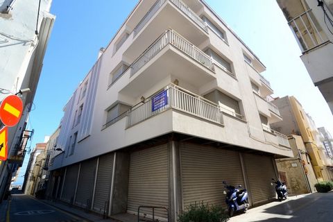 Apartament al centre de l'Escala amb 3 habitacions i aire condicionat. Aquest ampli apartament té 3 habitacions dobles i 2 banys, gran cuina independent, saló menjador i una petita terrassa amb vista parcial sobre el mar. Té aire condicionat a totes ...