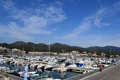 Excellent and beautiful apartment facing the sea in Sant Carles! This fantastic apartment is located in a central area of ​​Sant Carles in the very family-friendly fishing village of Llançà, where you can enjoy beautiful aquatic activities (kayak, sa...