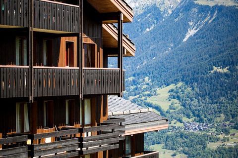 Uw vakantiewoning bevindt zich in de Résidence Les Brigues. Het ligt in Courchevel 1550 en bestaat uit twee onderling verbonden chalets, waarvan de architectuur perfect opgaat in het omringende landschap. In de winter biedt de Residence een ski-in/sk...