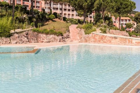 De Residence Le Hameau de Cap Esterel - maeva Home verwelkomt u op 9 km van Saint Raphael, met uitzicht op de Middellandse Zee en de baai van Agay. Deze residentie is gelegen in de dorpsclub van Cap Esterel, samengesteld als een echt dorp met een eig...