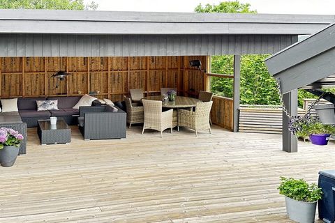 Geräumiges Ferienhaus mit herrlicher Panoramaaussicht zur Küste und mit mietbarem Boot für Angeltörns oder Ausflüge. Liegt auf der Insel Revøy mit Straßenverbindung zum Festland. Kurze Entfernung zum idyllischen kleinen Bootshafen und zum Fischerdorf...