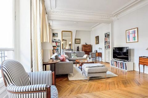 Ontdek de charme van een appartement in typisch Parijse stijl in het hart van Neuilly-sur-Seine. Dit ruime vakantieappartement van 100 vierkante meter, gelegen in het hart van de stad. in een oud gebouw, is de ideale plek voor uw verblijf tijdens de ...