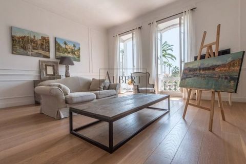 CANNES CROIX DES GARDES - MAGNIFICENT BOURGEOIS APARTMENT of 123m2 in a historic building. Thanks to its ideal location in a green park, you will enjoy the peace and at the same time the proximity to all the shops, the city center and the beaches. Re...