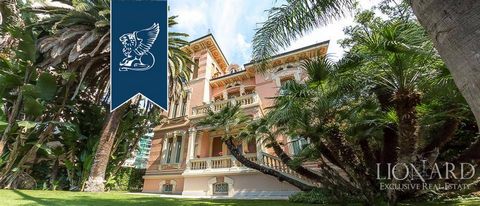 Questa eccezionale villa di lusso in Liguria è un edificio in stile Liberty ed è originaria del XIX secolo. La dimora ha una superficie di 1.500 mq, si compone di cinque piani ce presenta spazi ampi e luminosi decorati con particolari preziosi. La pr...