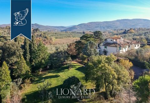 Vicino al centro storico di Firenze, immersa nel verde della campagna toscana, è in vendita questa elegante villa di lusso edificata nei primi anni del '900. La proprietà si sviluppa su due livelli, oltre a un piano seminterrato, per un totale d...