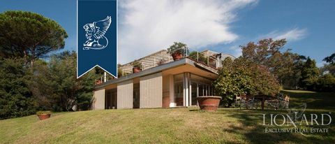 Villa di lusso in vendita sulle colline di Lucca, dall'aspetto moderno e dalla superficie interna di 360 mq. L'immobile si sviluppa su 2 piani e presenta una grande terrazza con vista. Arredato con mobilia di pregio e grandi firme del desig...