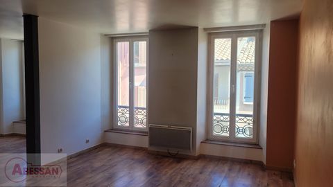 Hautes Alpes (05) - In Laragne, te koop prachtig T3 appartement van 80m² met inrichtbare zolder, gelegen op de 2e en 3e verdieping van een kleine copro van 3 percelen. Het bestaat uit een eetkamer, een woonkamer, een keuken, een badkamer, aparte toil...