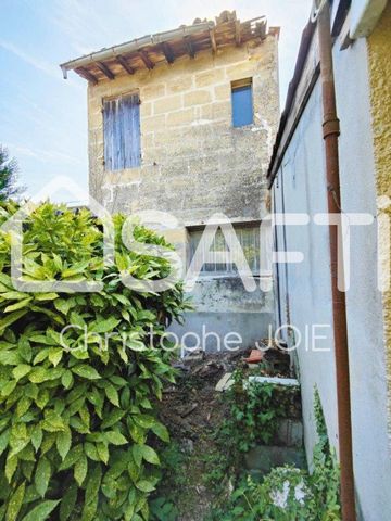 Come and discover this quiet stone shop, in the sought-after area of ??Berthelot, near Robert Picqué. Currently, it benefits from a 29 m² garage. Great potential with this house whose surface area can be increased to 102 m² in R+1 with a plot not ove...