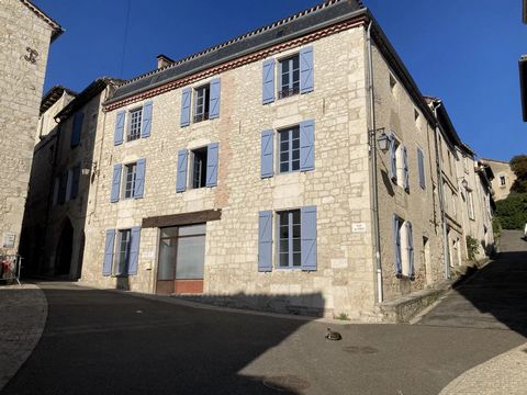 In the heart of this magnificent medieval bastide in the Quercy Blanc region, which is very lively with its shops and restaurants, this house with 15th century features offers great opportunities. The 58 m² business premises comprise an entrance hall...