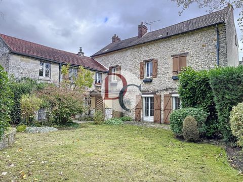 At the gates of Chantilly, in a sought-after village, Declip Immo presents this old stone house. It consists on the ground floor of an entrance, a dining kitchen opening onto a living room with fireplace and direct access to its well-oriented terrace...