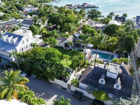 Im Herzen von Harbour Island gelegen, lädt Java House Sie ein, einzutreten in eine Welt, in der Geschichte und Luxus auf harmonische Weise verschmelzen. Hier bietet sich die seltene Gelegenheit, ein ikonisches Stück dieser Insel zu erwerben – bestehe...