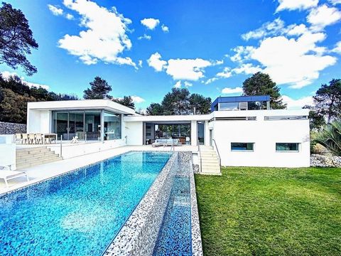 For sale: Exceptional contemporary villa in the shape of an 