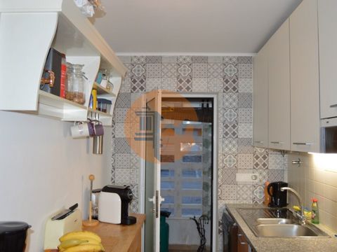 Apartamento en planta baja de 2 dormitorios, con plaza de garaje en sótano. Propiedad bien cuidada, lista para ser habitada. Consta de 2 dormitorios, 2 baños. Cocina living comedor con división interior que conforma otra estancia. Todas las estancias...