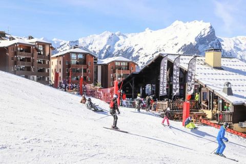 Questo accogliente appartamento, situato ai piedi delle piste del Morillon nel comprensorio sciistico del Grand Massif, è perfetto per un massimo di sei persone. Situato al 2° piano di un residence con ascensore, offre due camere da letto e un soggio...