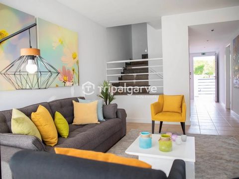 Magnifik villa med 3 sovrum med havsutsikt och pool i Albufeira Denna villa ligger i en privat bostadsrätt i Albufeira och kombinerar lugn och modern komfort. Bottenvåning: Elegant entré Rymligt vardagsrum och matsal Fullt utrustat modernt kök Förråd...