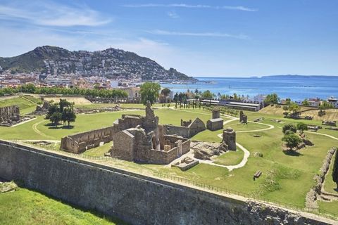 Die Wohnung in Rosas / Roses hat 3 Schlafzimmer und bietet Platz für 6 Personen. Die geschmackvoll eingerichtete Unterkunft mit 110 m² ist ein Neubau und liegt am Strand. Sie verfügt über eine Strandpromenade und einen Swimmingpool. Die Unterkunft be...