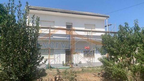 Ruim en charmant huis in Olho Marinho / Obidos voor slechts 250 duizend euro Bent u op zoek naar een woning met veel ruimte, comfort en stijl? Dan zult u verliefd worden op dit huis in Olho Marinho / Obidos, ingevoegd in een royaal perceel (683m2) me...