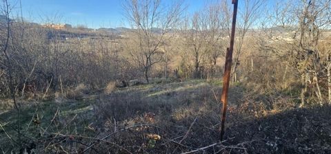 For sale a plot of land within the boundaries of the Gledka district, next to the Breza factory. The property has an area of 533 sq.m. The place is supplied with drinking water. The plot is suitable for the construction of a villa.