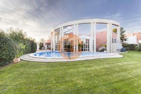 Exclusive 5 Bedroom Villa with Pool in the Center of Faro - 806m² of Built Area and 1,336m² of Land We present a unique villa, in the heart of Faro, with 5 bedrooms, swimming pool and a privileged location in one of the most coveted areas of the city...