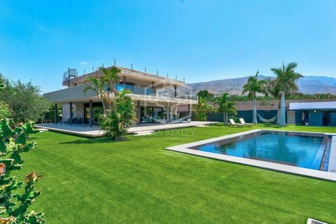 Luxury villa with a fantastic ocean view in Playa Paraiso. Brutalist style villa in minimalist style. The villa was designed on three levels, has a lift, open, bright spaces and is equipped with the latest technology. In the spacious outdoor area the...