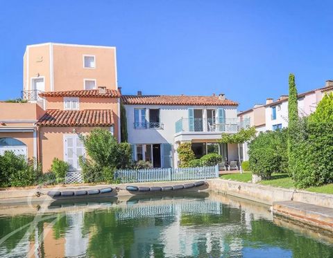 Im Herzen einer diskreten und wenig befahrenen Straße in Port-Grimaud lädt Sie diese Villa in eine wahre Oase der Ruhe ein. Sie hat einen direkten Zugang zu einem privaten Anlegeplatz, der perfekt für Segelfans ist. Lassen Sie sich gleich beim Betret...