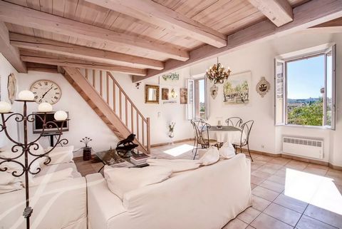 perfect location in the heart of the village, between the famous Place des Lices and the port of Saint-Tropez, this real estate complex is on the 1st and 2nd floor of a Saint-Tropez house. The 36m2 studio includes a large living room, a closed kitche...