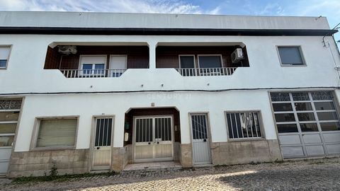 Excellent investment opportunity to restore ! 2 bedroom apartment with a total area of 90 square meters, located in the center of Castelo Branco. Comprising 2 bedrooms, 1 bathroom, kitchen with sunroom. Apartment at ceiling level. An area with good a...