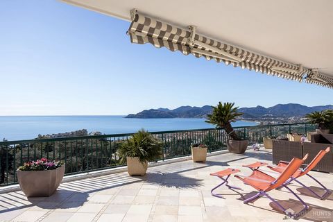 Located in a prestigious Croix des gardes residence with caretaker, magnificent 4 bedroom penthouse apartment. The elevator arrives in the apartment of 156 m2, featuring an entrance hall, wide living room opening onto an incredible 200 m2 terrace wit...