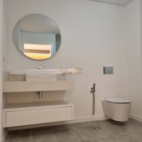 Located in Funchal. Descobre o teu novo lar em São Martinho! Este encantador apartamento de 76 m², inserido num prédio moderno de 2023, oferece a combinação perfeita de conforto e estilo. Com um quarto acolhedor e uma casa de banho elegante, o espaço...