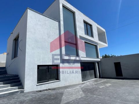 T4+1 house in the finishing phase, with privileged sea views, just a few meters from Praia da Porto Dinheiro. Luxury finishes, sauna, swimming pool with solarium, gym, garage measuring almost 60 meters, air conditioning and solar panels for water hea...