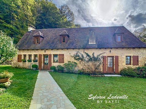 Located in a peaceful setting with no direct neighbors, this beautiful périgourdine house built from natural stone will charm you with its authentic character. Covering 110 m², it offers a spacious living area on the ground floor, including a cozy li...