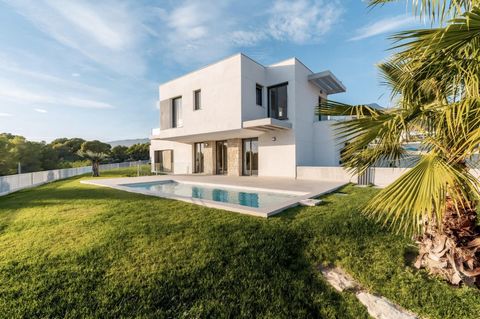 NEU GEBAUTE VILLEN IN FINESTRAT Neubau von 30 unabhÃngigen Villen mit avantgardistischem Design in Sierra Cortina Finestrat im Herzen der Costa Blanca eine luxuriÃse Anlage wo Sie eine einzigartige Umgebung der Ruhe genieÃen kÃnnen Villen Ã¼ber 2 Eta...