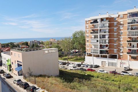 Edificio residencial en venta con vista Panorámica al mar y montaña en Torremolinos. Situado en la zona del Pinillo rodeado de todos los servicios; tales como gimnasio, bus, supermercado, colegios, parada tren, etc. El bloque residencial se construyó...