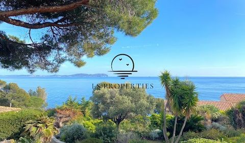 Bau Rouge sector. In a private domain facing the sea: this villa from the 70s offers great potential for development. Currently divided into two apartments, it can be converted into a single dwelling totaling 124 m2 of living space to which are added...