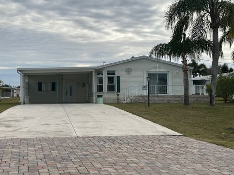 Prestigeträchtige Gemeinde des Palm Lake Club 55+ in Sebastian, FL. Die Grundstücksmiete beträgt 1.287 US-Dollar pro Monat auf einem großen Sackgassengrundstück, dieses Haus hat eine enorme Einfahrt und kann problemlos 8 Fahrzeuge parken. Ausgestatte...