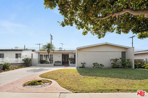 Nestled in the highly regarded Torrance Unified School District, this West Torrance home offers an exceptional opportunity to be within close proximity to top-rated schools along with an exceptional upside potential to make it your own dream home! Th...