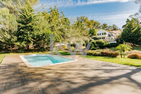 Finca en Sintra, completamente reformada, con 5.800m2 de terreno, jardines y piscina. La Villa tiene unas características únicas, con la casa principal y anexa, integradas en un magnífico jardín, con varios rincones con encanto que invitan al ocio y ...