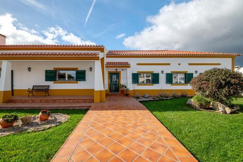 Discover this charming villa with classic Portuguese architecture, located in Alcoentre, just 35 minutes from Lisbon, 35 minutes from the beaches of the West and 20 minutes from Santarém. With 348 m² of gross construction area and a further 150 m² in...