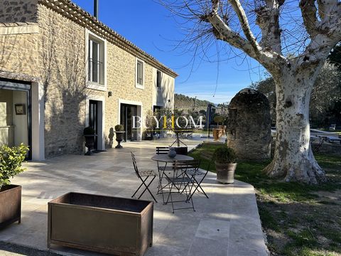 Exceptional farmhouse for sale near Isle sur la Sorgue, tastefully renovated in 2022. The beautiful garden extending over approximately 1700m2 is a true haven of peace, beautifully landscaped with a sublime Provencal pond, an elegant outdoor lounge a...