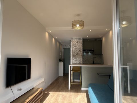 Located on the 5th floor of 6 of a secure building, this superb studio will seduce you for a first purchase or for a rental investment. It is composed of an entrance, followed by an open fitted kitchen, opening a living room bathed in sunshine where ...