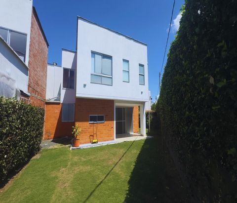 Oportunidad!! Hermosa casa campestre en Jamundí, iluminada y ventilada. Construida en dos niveles, distribuidos así: Primer Piso: Parquedero para 4 vehículos, dos de ellos cubiertos, Sala Comedor con amplios ventanales que conectan a Terraza Exterior...