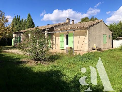 For sale in few minutes walk from the center of Saint-Remy-de-Provence, rare house entirely on one level in absolute calm. Situated on a pretty flat plot of 824 sq.m, facing South West and not overlooked, the entire house, to be renovated, measures 1...