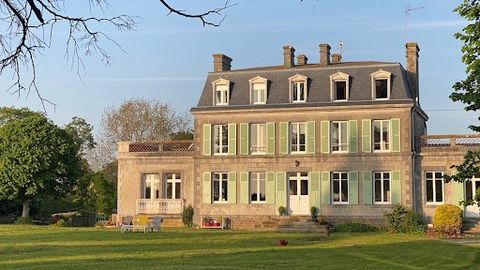 Superbe propriété restaurée du XIXe siècle Cotentin - 10' de la mer Dans un joli hameau avec d'agréables vues dégagées à l'ouest, charmante bâtisse ancienne ayant conservé ses éléments anciens. La maison offre de beaux volumes et une grande luminosit...